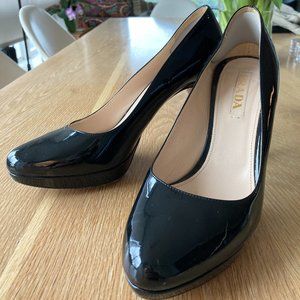 Prada black patent leather pumps size 40